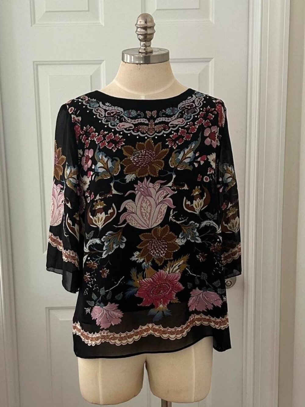 Ensar Black floral 100% silk blouse with 3/4 sleeves and a flowy fit